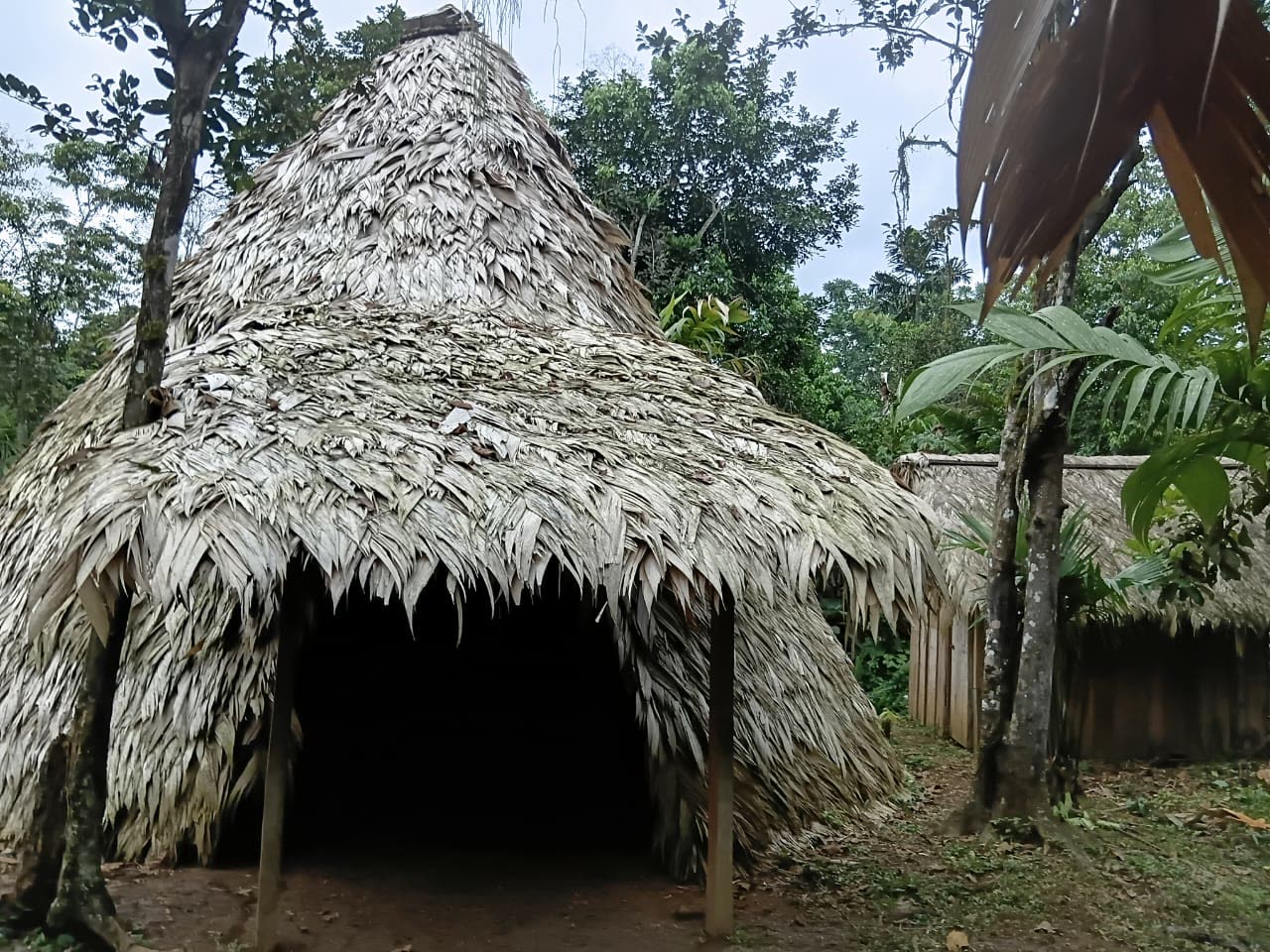 Entrada de la casa cónica tradicional bribri en Dururpe